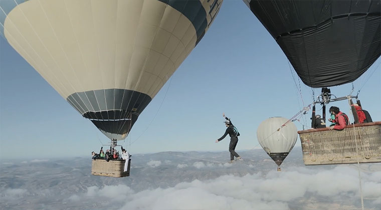 Slackline zwischen zwei Heißluftballons