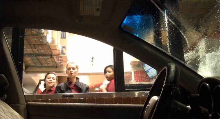 Streich: Unsichtbarer Fahrer im Drive-Thru