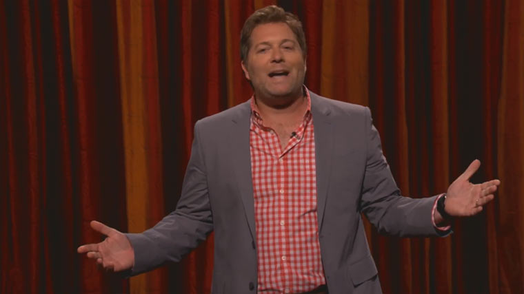 Unbekannter Anrufer? Jay Larson geht dran