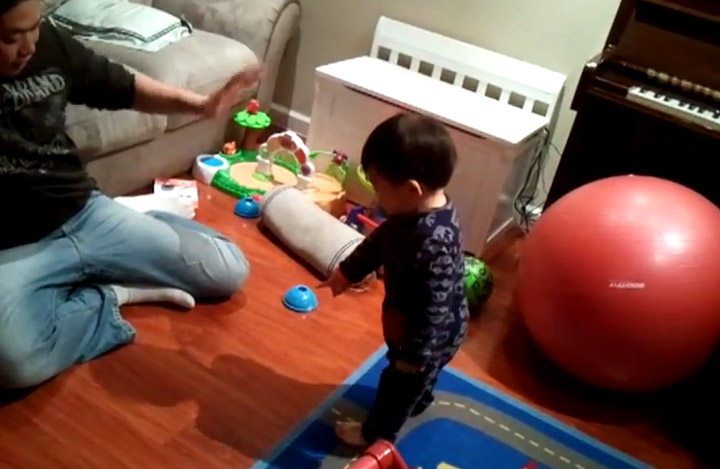 Sweet: Kind entdeckt eigenen Schatten