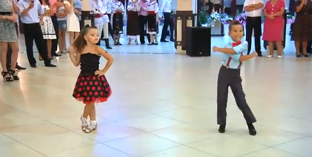 Ein Video mit tanzenden Kindern