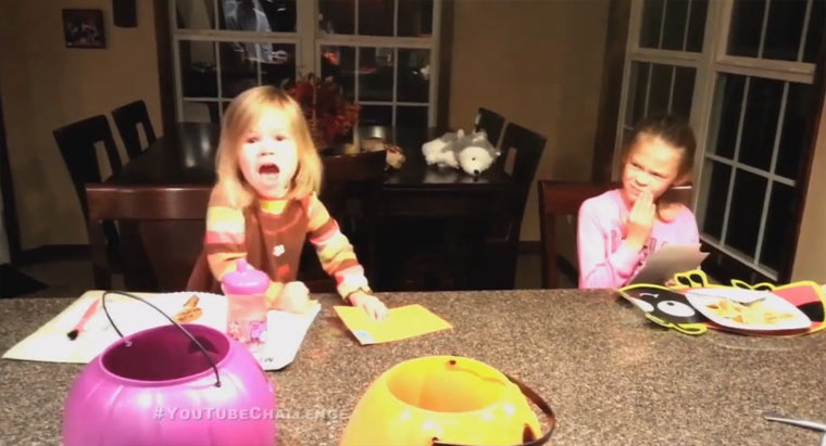 Eltern erzählen Kindern, dass sie alle Halloween-Süßigkeiten verputzt haben