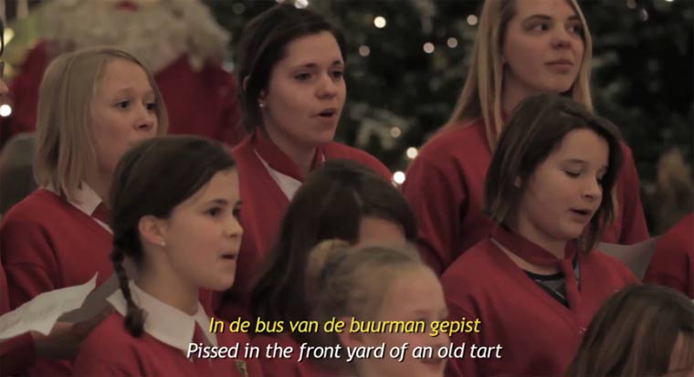 Kinderchor beschimpft Leute in Weihnachtsliedern