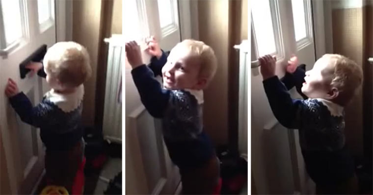 Kleinkind wartet auf Post