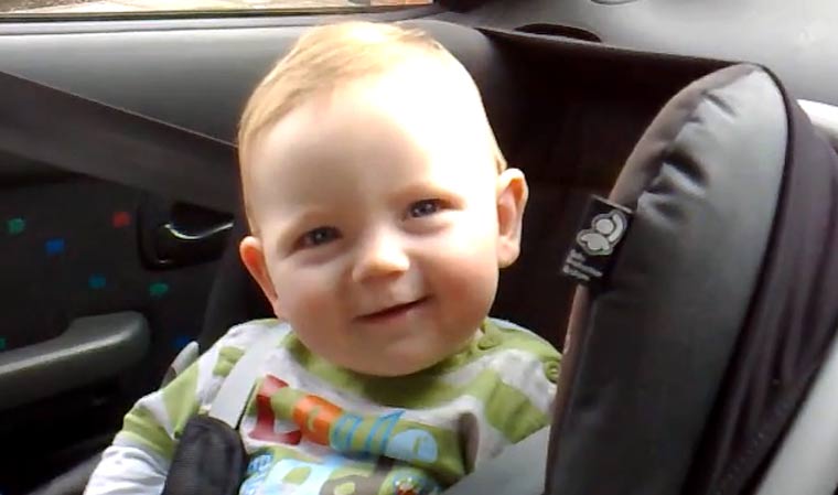 Baby kämpft lächelnd gegen das Einschlafen