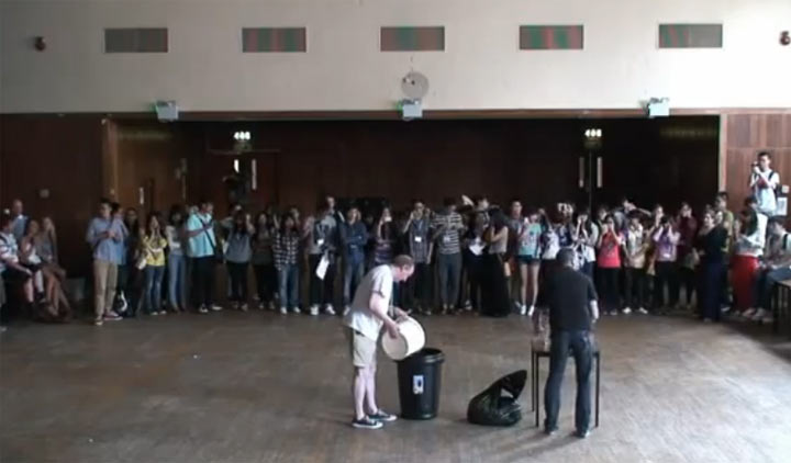 Flüssigstickstoff und 1.500 Tischtennisbälle