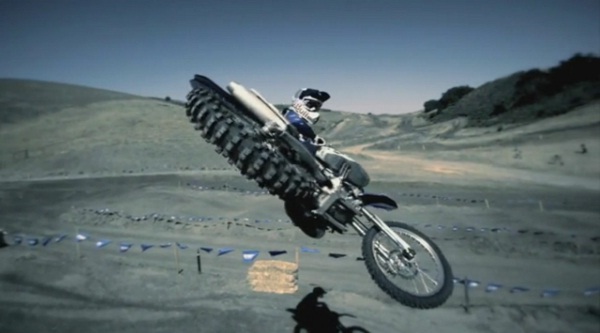 Motocross-Action in Superzeitlupe