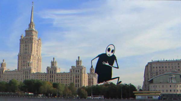 Gigant läuft durch die Großstadt