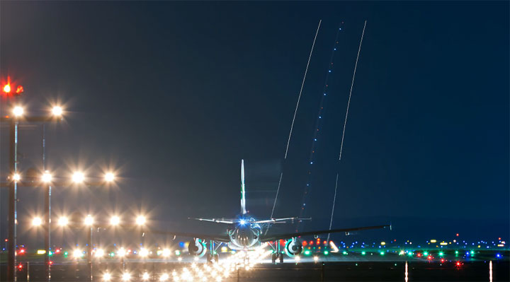 Timelapse am nächtlichen Flughafen