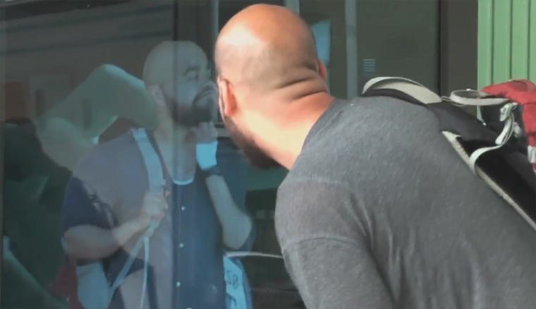 Photoshop-Überraschung an der Bushaltestelle