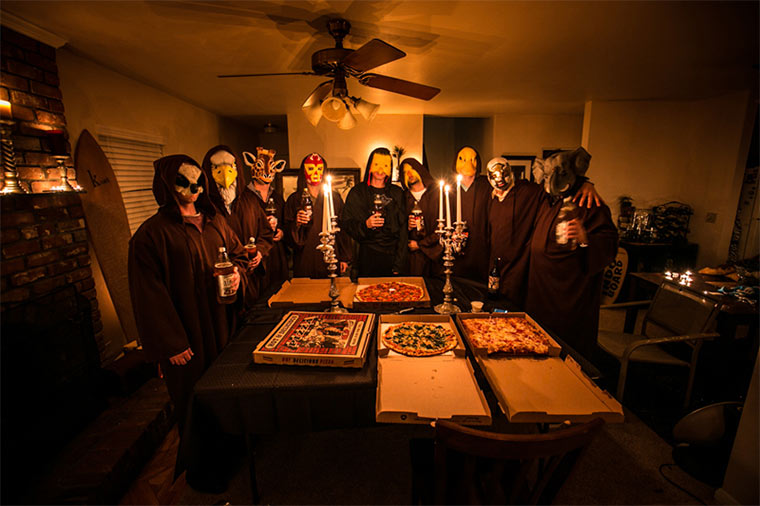 Dem Pizzalieferanten einen Kult vorspielen