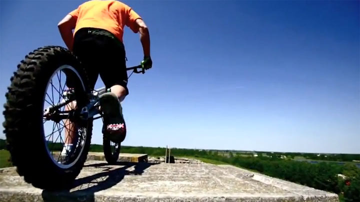 Mit dem BMX die Kletterwand runter