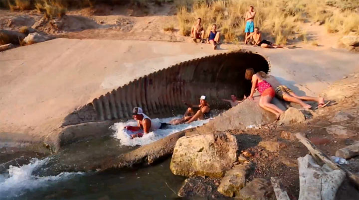 Sommerspaß: Die ultimative Abwasserrutsche