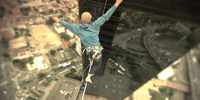 Seiltanz zwischen Pariser Hochhäusern