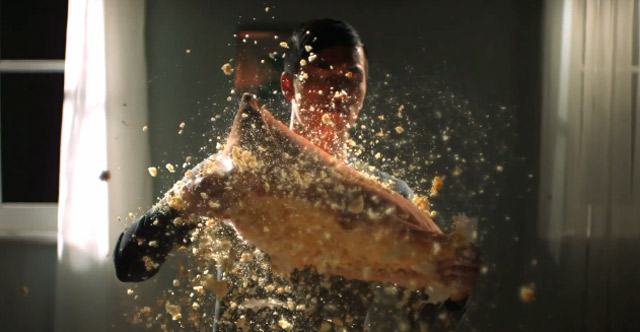 Kissen zerreißen in Superzeitlupe