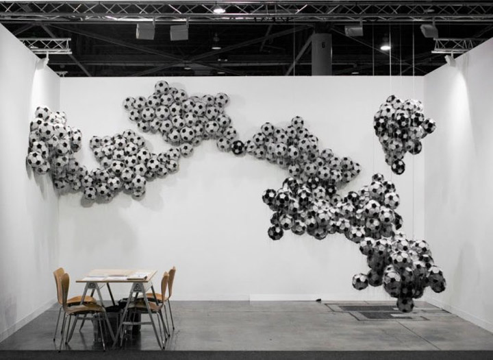 Skulpturen aus Sport-Equipment