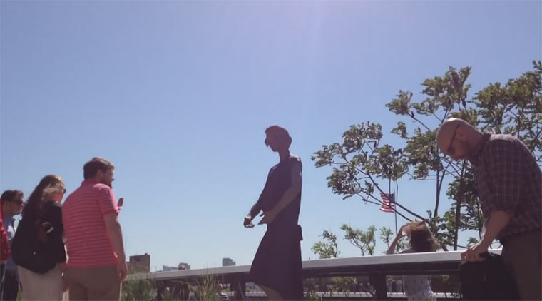 Experiment: Straßenkünstler als Statue ist in Wirklichkeit nur eine Statue