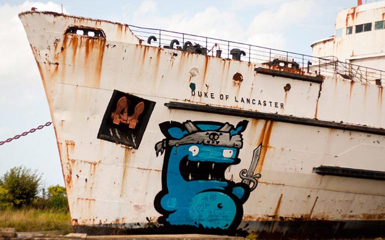 Ein Schiffswrack wird zur Graffiti-Schauwand