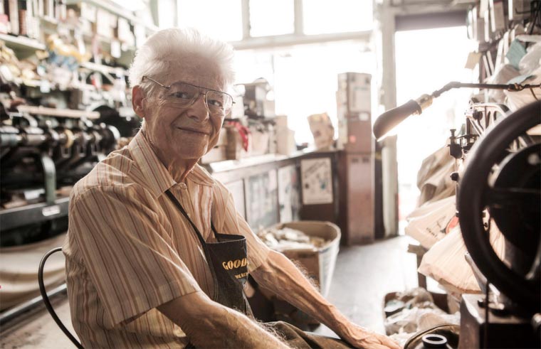 Kurzportrait: der 91-jähriger Schuhmacher