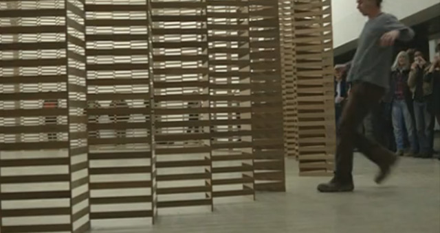 Art: 10.000 Bretter fallen in sich zusammen