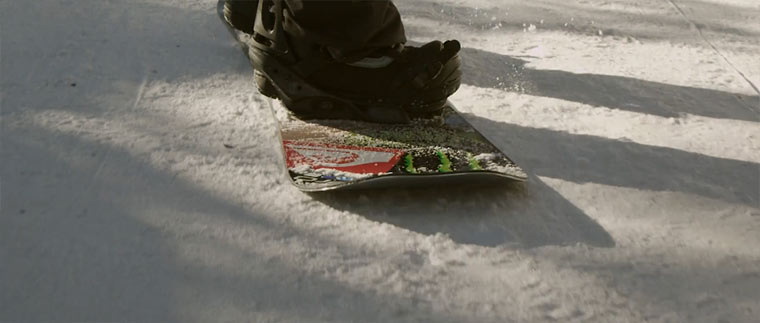 Podladtchikov snowboarded verschneite Straßen
