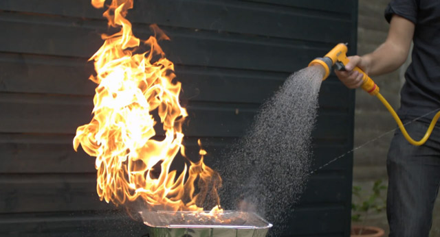 Slowmotion: Wasser vs. Feuer