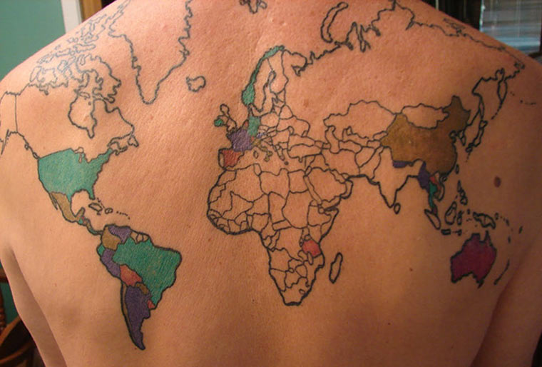 Weltreisekarte als Rückentattoo