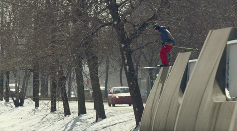 Mit den Skiern und Snowboards durch die Stadt