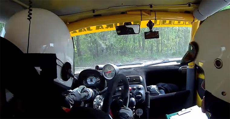 Rallye-Fahrer fährt ohne Lenkrad Rallye-steering-wheel 