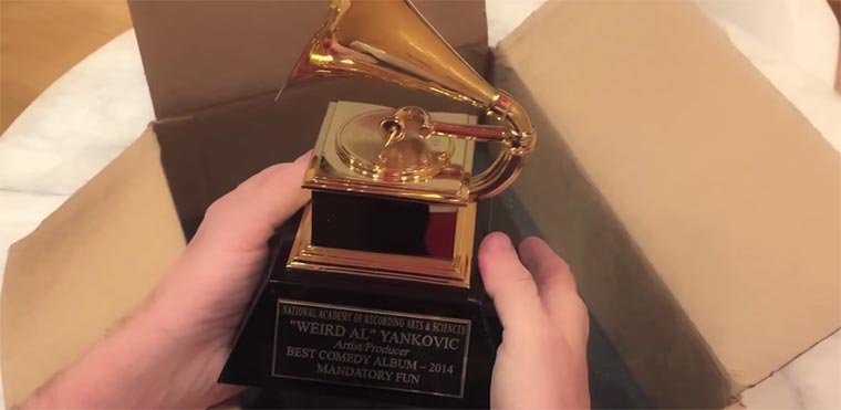 Weird Al Yankovic packt seinen Grammy aus Unboxing-grammy 