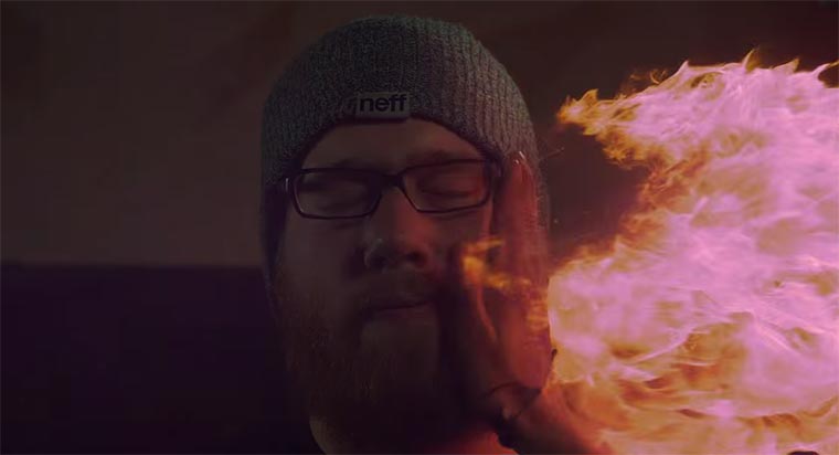 Feuer-Backpfeife in Superzeitlupe