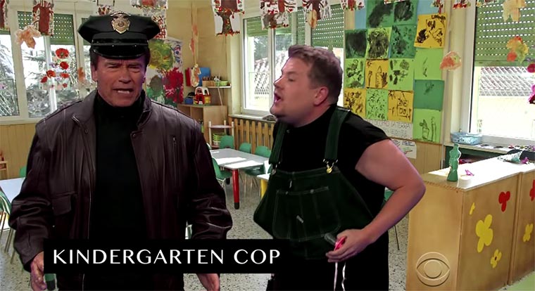 Arnold Schwarzenegger spielt all seine Filme in 6 Minuten nach schwarzenegger_latelate 