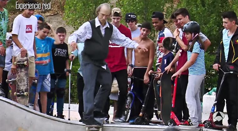 Pro-Skateboarder verkleidet sich als Opa