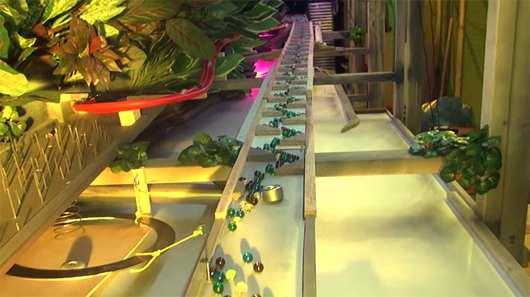 Kugelbahn mit 11.000 Murmeln