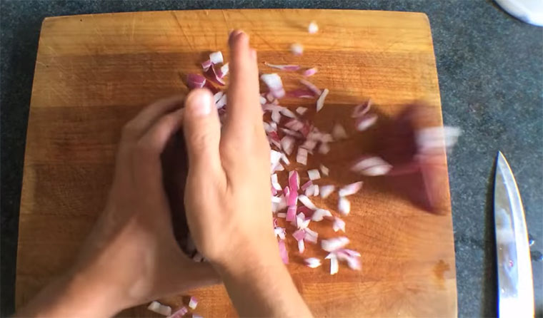 Sieben witzige Wege des Zwiebelschneidens chop-onion 