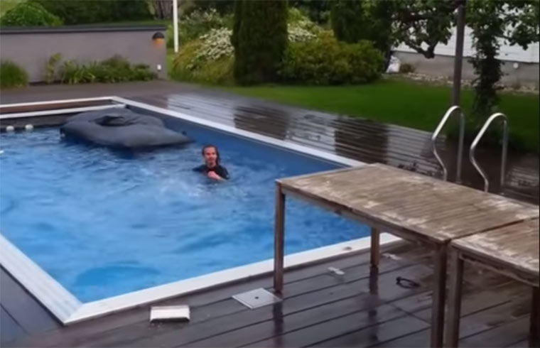 Abkühlung: in den Pool springen pool-jump-fail 