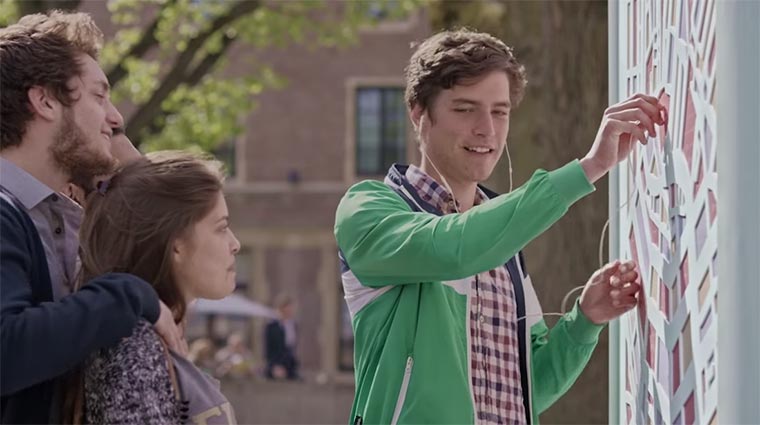 Großstadt-Sounds am Plakat hören