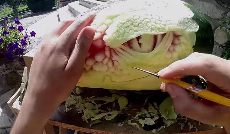 Drachenkopf aus Wassermelone schnitzen watermelon-dragon-head 