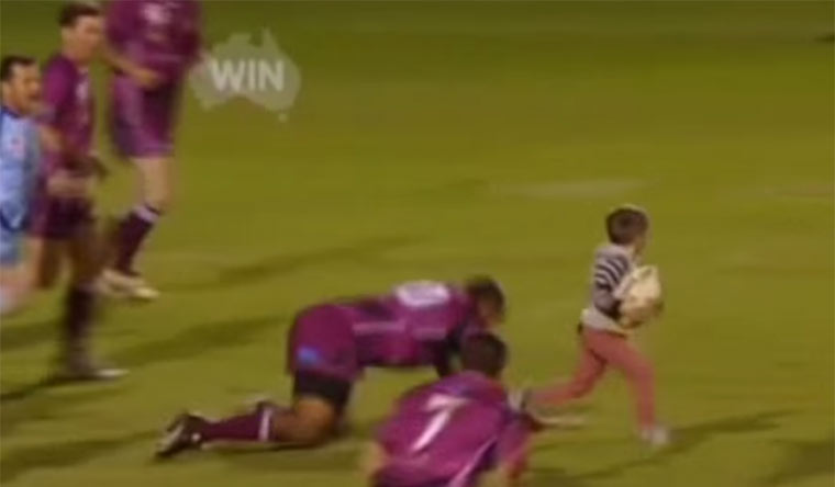 4-Jähriger verirrt sich in Rugby-Spiel