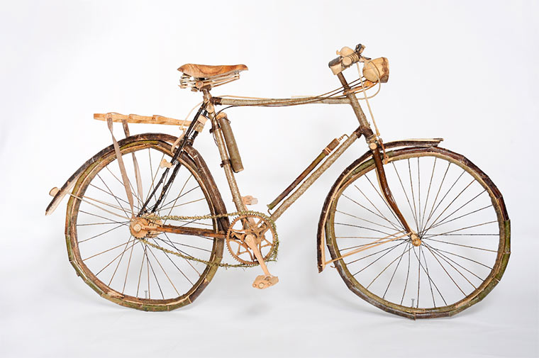 Fahrrad aus Holz, Weide und Brennessel