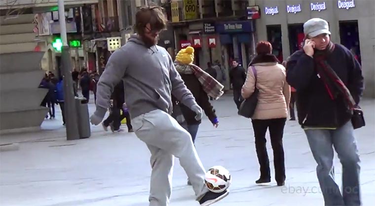 Cristiano Ronaldo verkleidet als Straßenfußballer