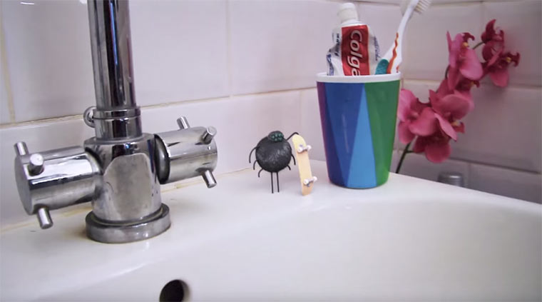 Skateboard-Spinne im Spülbecken Bathroom-Boarder 