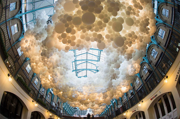 Wolkendecke aus 100.000 Luftballons