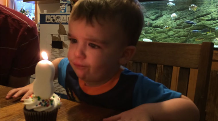 2-Jähriger kann Geburtstagskerze nicht auspusten Kid-Candle-blow 