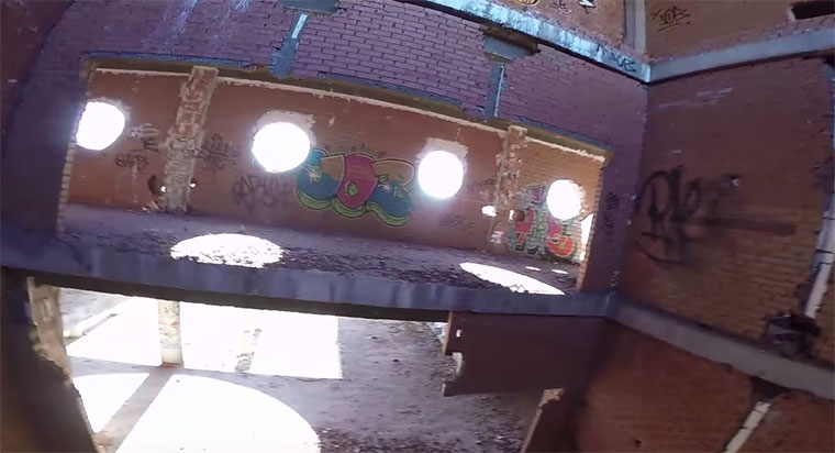 Mit der Drohne durchs verlassene Krankenhaus drone-racing 