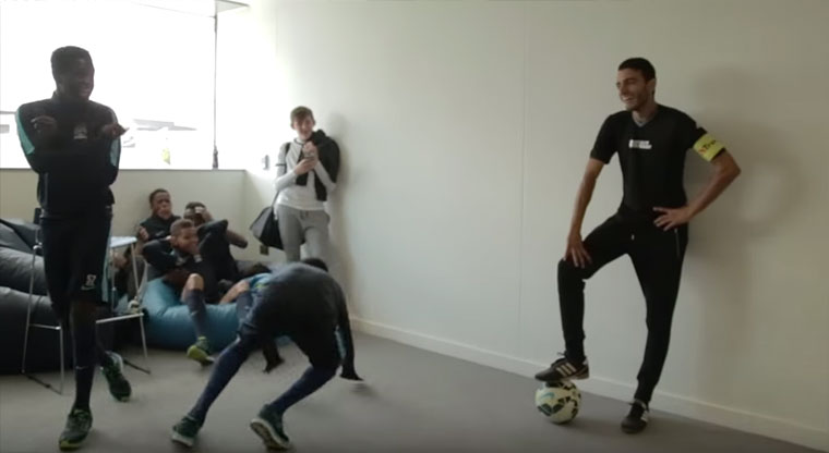 Manchester City Academy wird getunnelt Touzani-nutmegs-manchester-city 