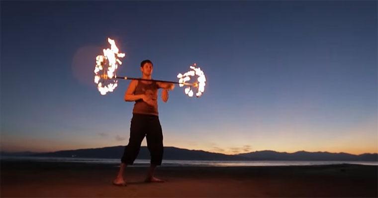 Der mit dem Feuer tanzt