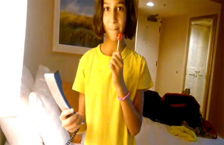 Mädchen kann altes Telefon nicht auflegen