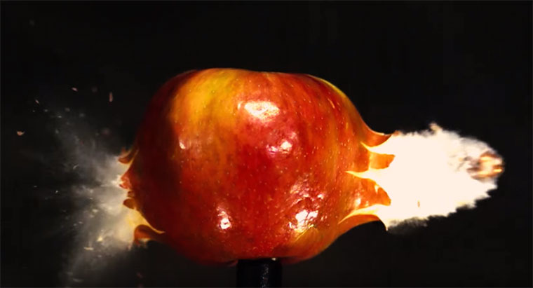 Kugel schießt in Superslowmotion durch Dinge slowmotion-bullet 