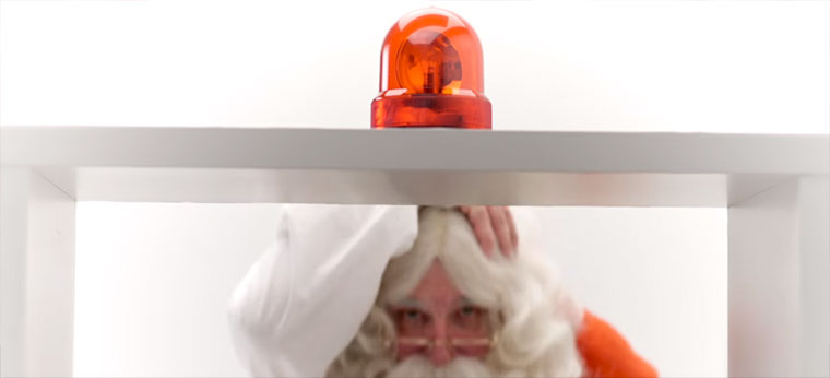 Santa beim Security Check